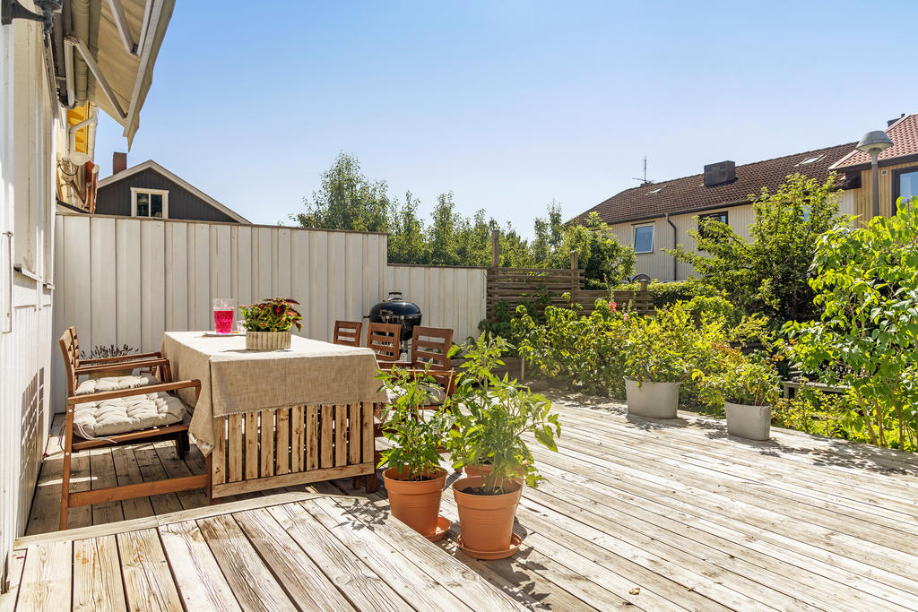 med altan för plats för matbord och loungemöbel