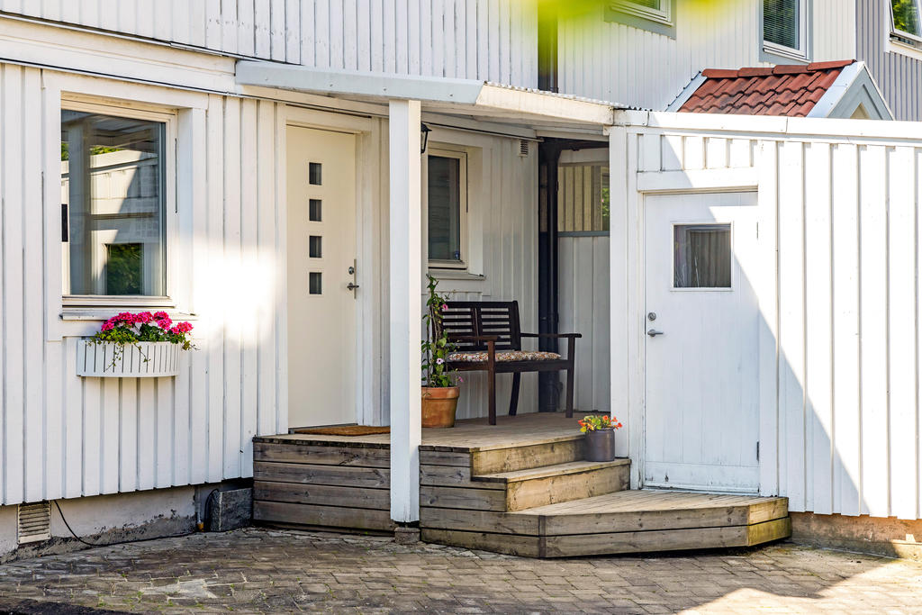 Välkomnande entré med plats för att sitta