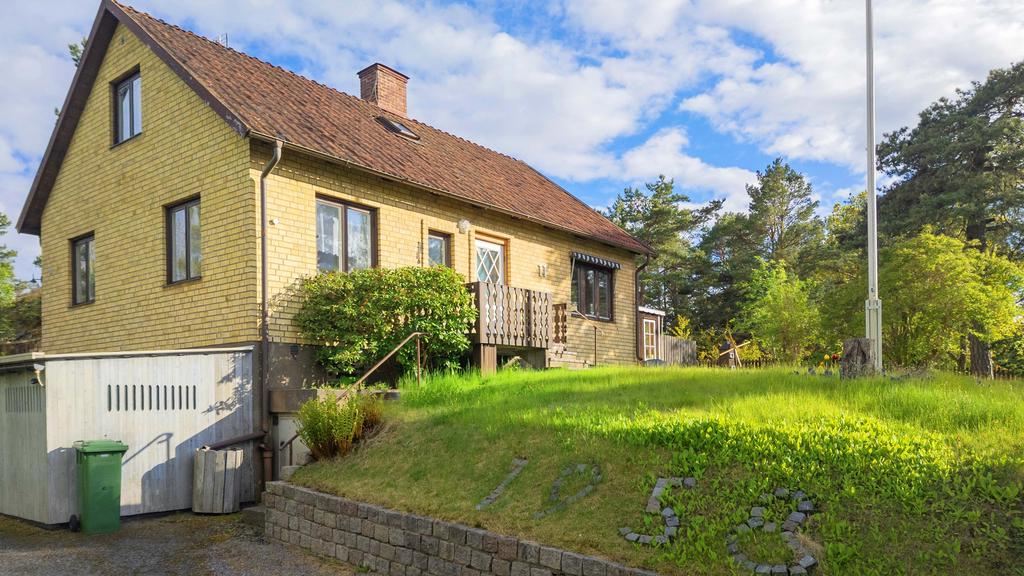 Fint hus från 1958 - såsom stenlagt på tomten.