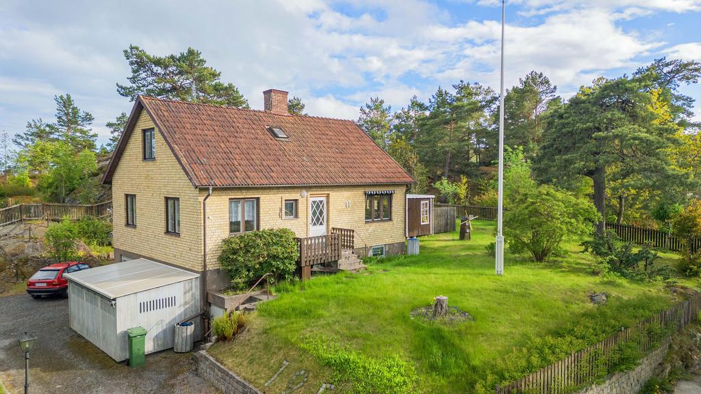 Stor framsida med flaggstång.