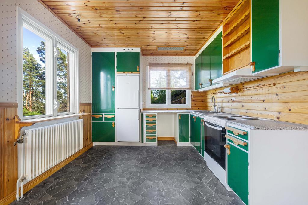 Kök i originalutförande med gott om bänkytor.