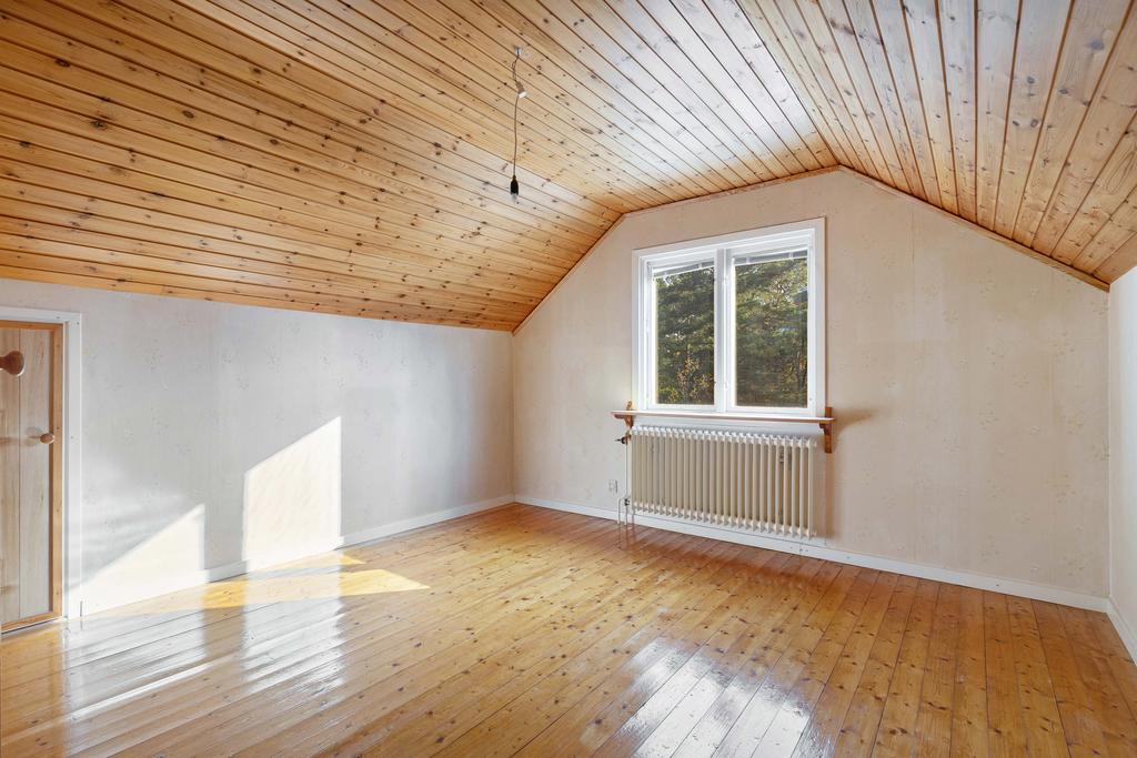 Sovrum med plats för dubbelsäng och förvaring.