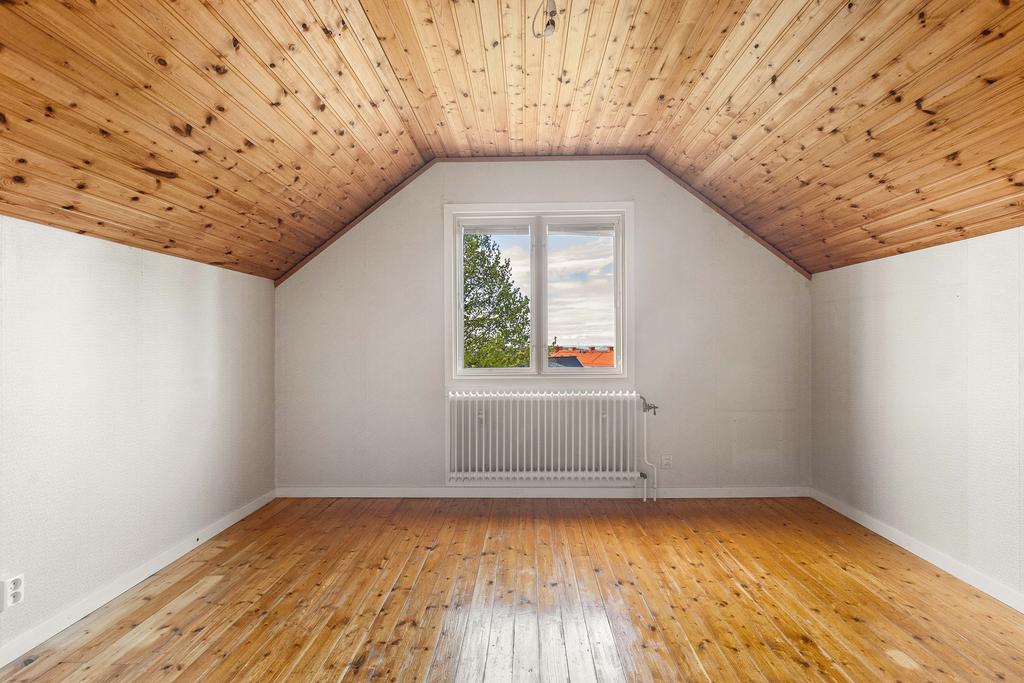 Sovrum med plats för dubbbelsäng.