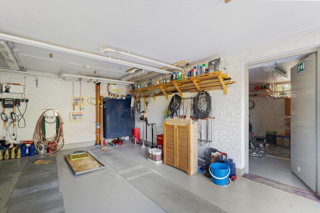 Garage med plats för normaltstor bil.