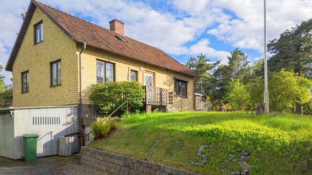 Fint hus från 1958 - såsom stenlagt på tomten.