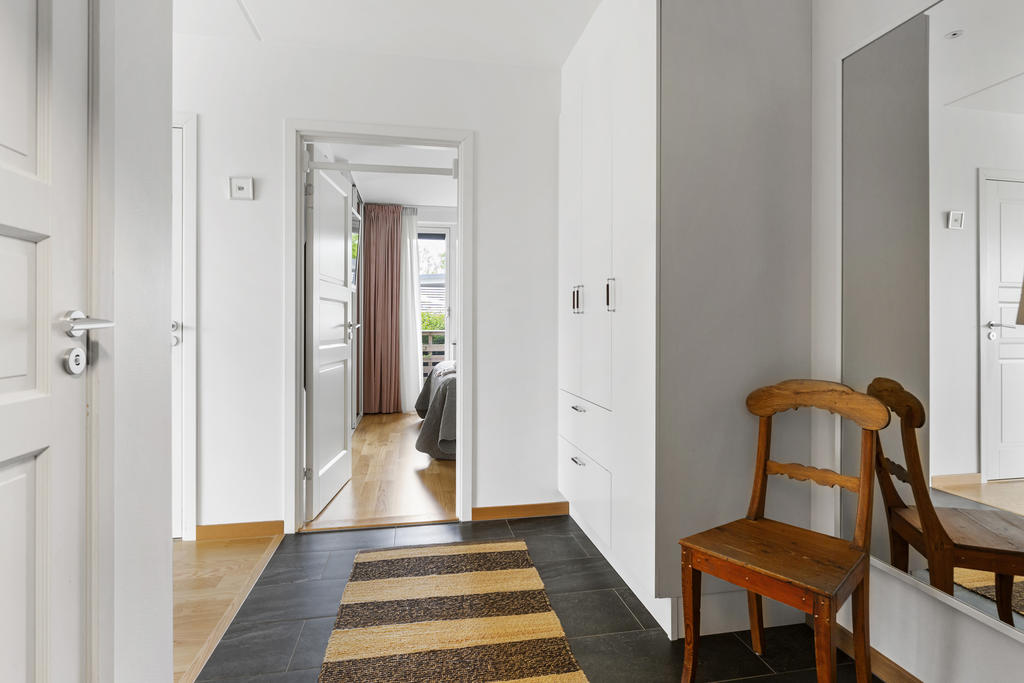 Välkomnande hall med praktisk garderobslösning