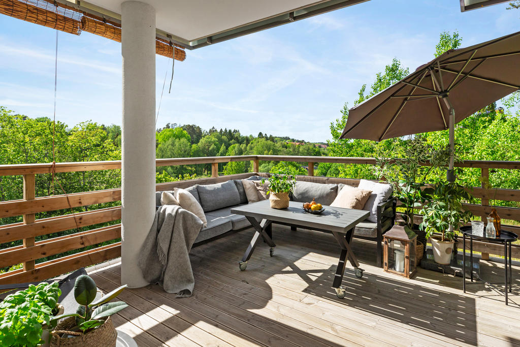 "Balkongen" övergår till altan och sträcker sig runt hela lägenheten