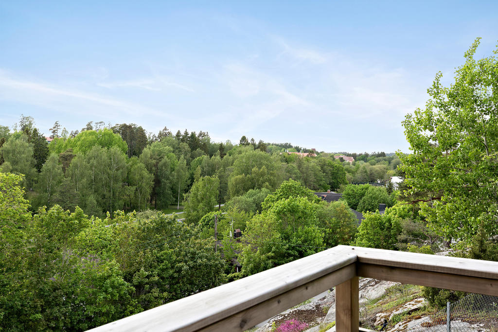 Högt läge och vackra grönskande vyer; när löven faller njuter man av utsikten mot Åkers kanals glittrande vatten