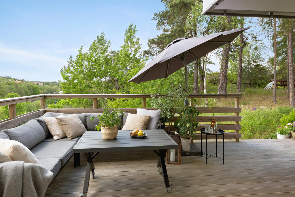 Ogenerat läge med eftermiddag- och kvällssol. Möjlighet att känna gräset under fötterna