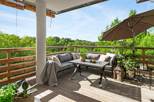 "Balkongen" övergår till altan och sträcker sig runt hela lägenheten