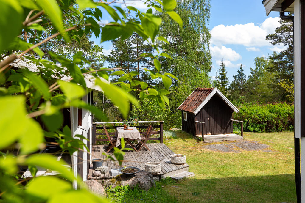 Lekstuga och uteplats vid gästhuset