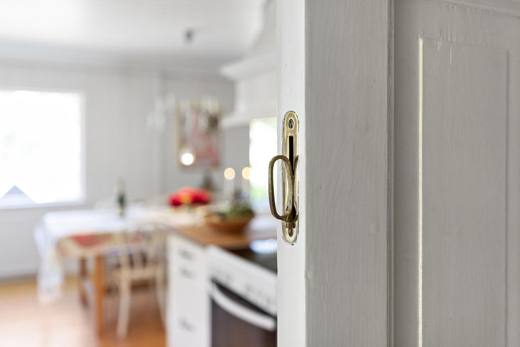 Bostaden är varsamt renoverad med bevarade detaljer