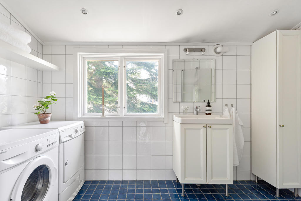 Badrum med dusch och tvättutrustning
