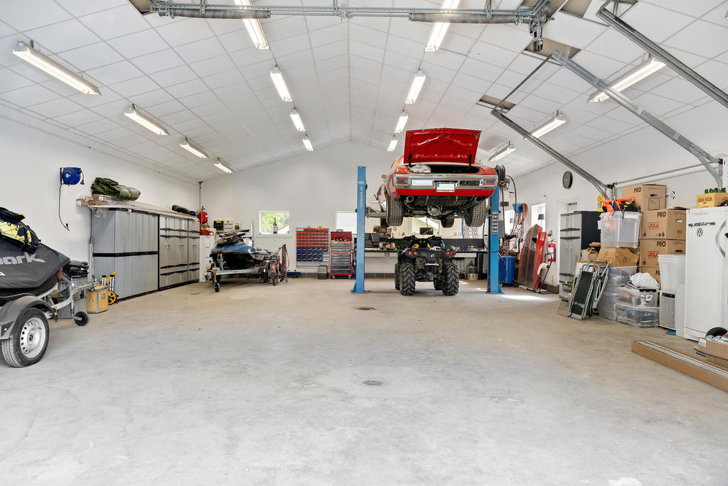Det otroligt stora och fina garaget