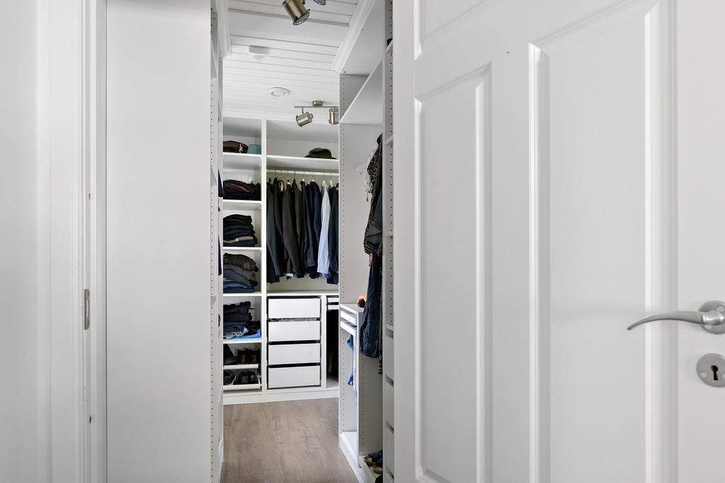 Walk in closet intill det största sovrummet