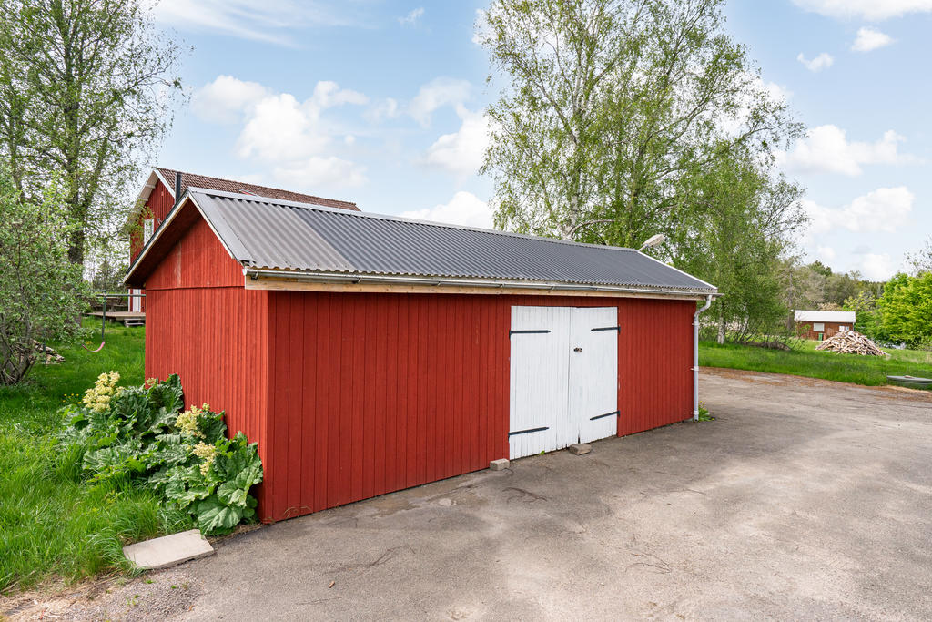 Rymligt garage/förråd. El finns.