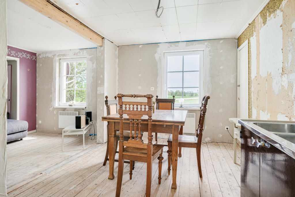 Sovrum/allrum-Övre plan. Har tidigare används som kök. Renovering är påbörjad.