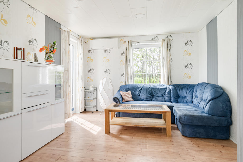 Hemtrevligt vardagsrum med utgång till trädgård.  och luftvärmepump.
