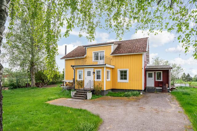 Välkommen till Assarebyn 3 i Mellerud. Ett charmigt 1½-plan om 161 kvm från början av 1900-talet.