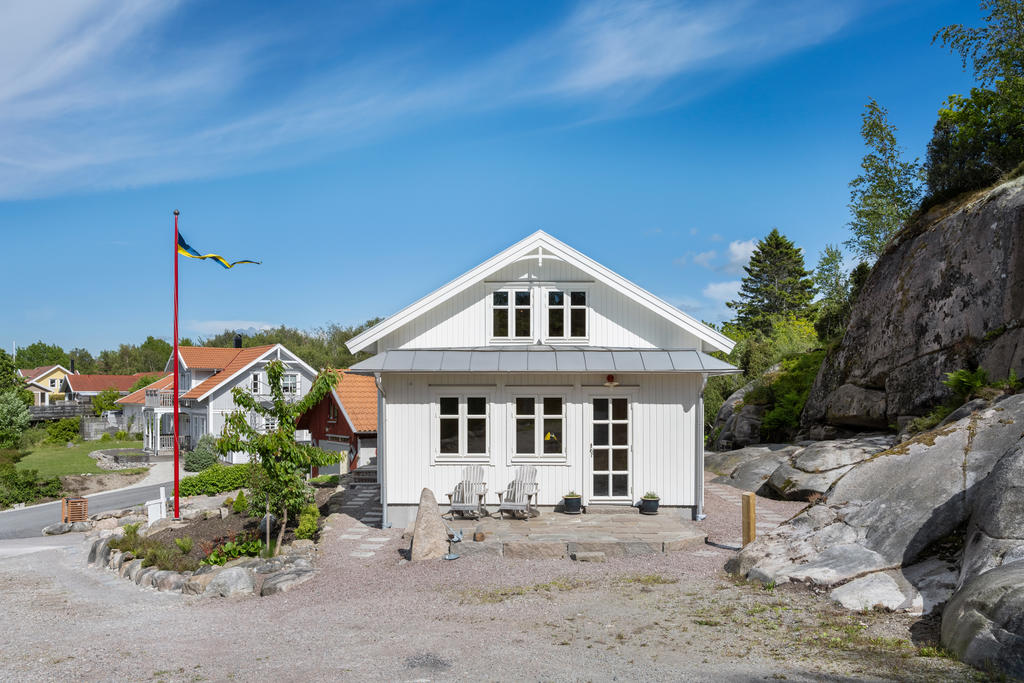 Stenlagd uteplats på sydvästsidan