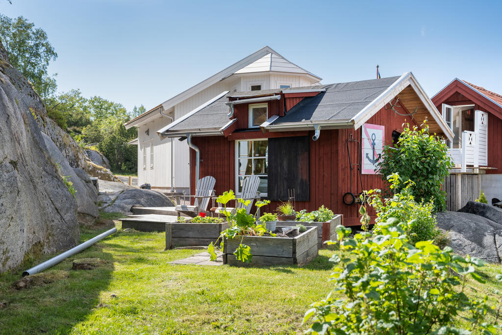 Längst bak på tomten finns lite plats för odlingar