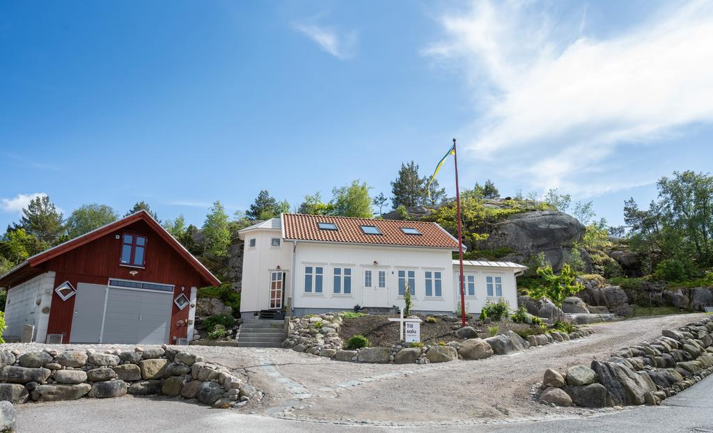 Här bor ni på en stor med garage och en rejäl uppfart