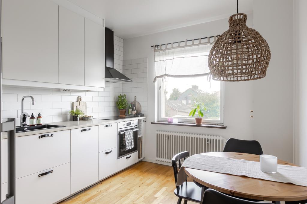 Stilrent kök med plats för matbord