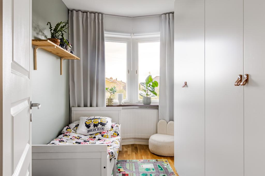 Det lite mindre sovrummet med charmigt burspråk
