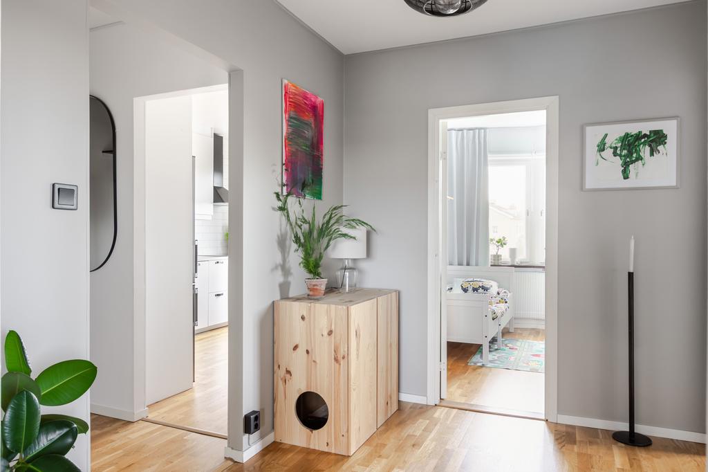 Här är tillräckligt rymligt för att möbleras, exempelvis med förvaringsmöbel eller ett mindre skrivbord.