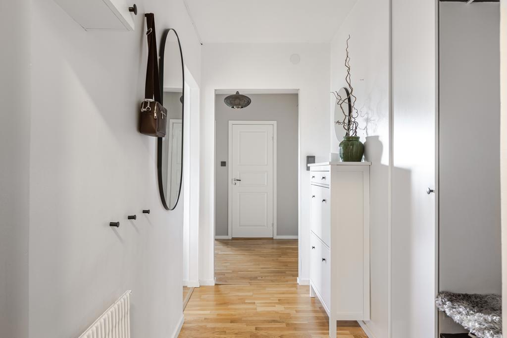 I hallen finns en garderob för dold fövaring