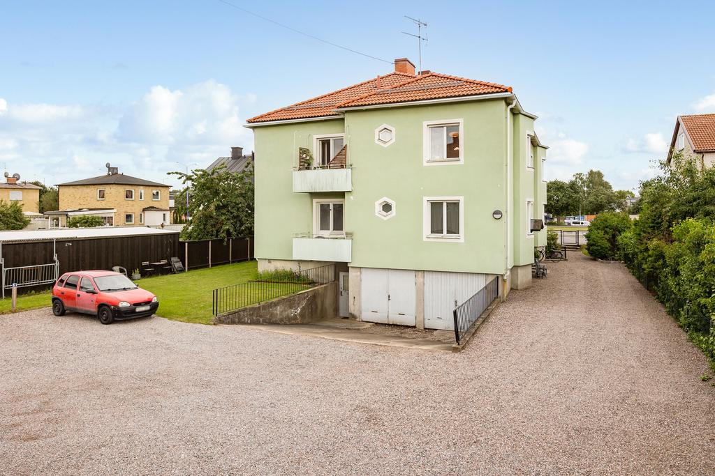 Omgiven av villabebyggelse men med närhet till allt du kan tänkas behöva