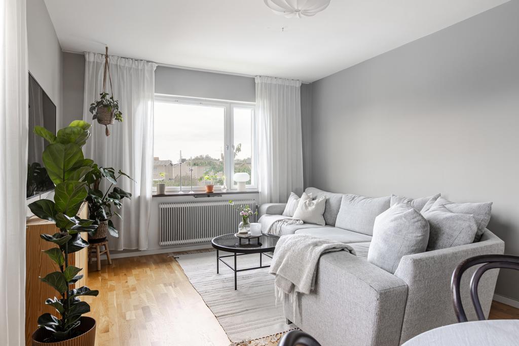 I vardagsrummet får du plats med både soffgrupp och matbord