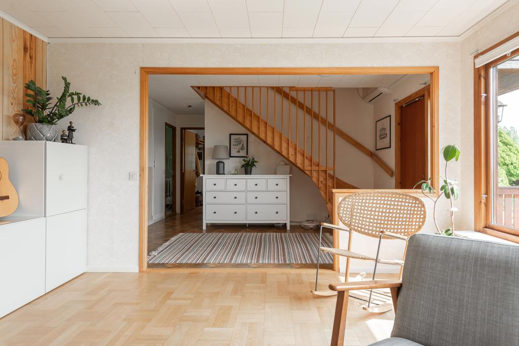Vardagsrum, vy mot hall 