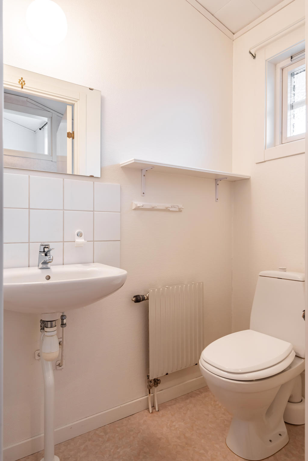 Gäst-wc direkt vid entren.