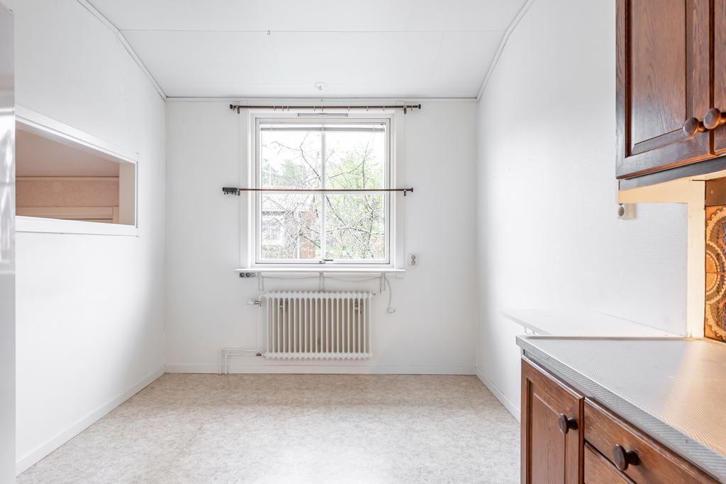 Det finns plats för större matbord i kökets matplats.