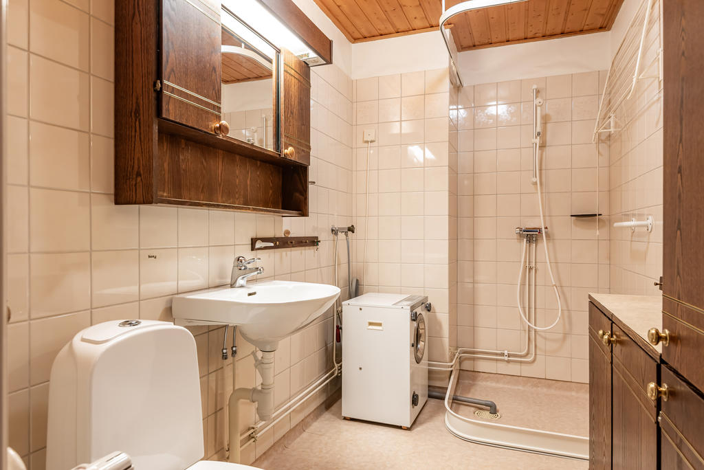 Badrummet är kaklat och har plats för dusch/badkar och tvättmaskin.