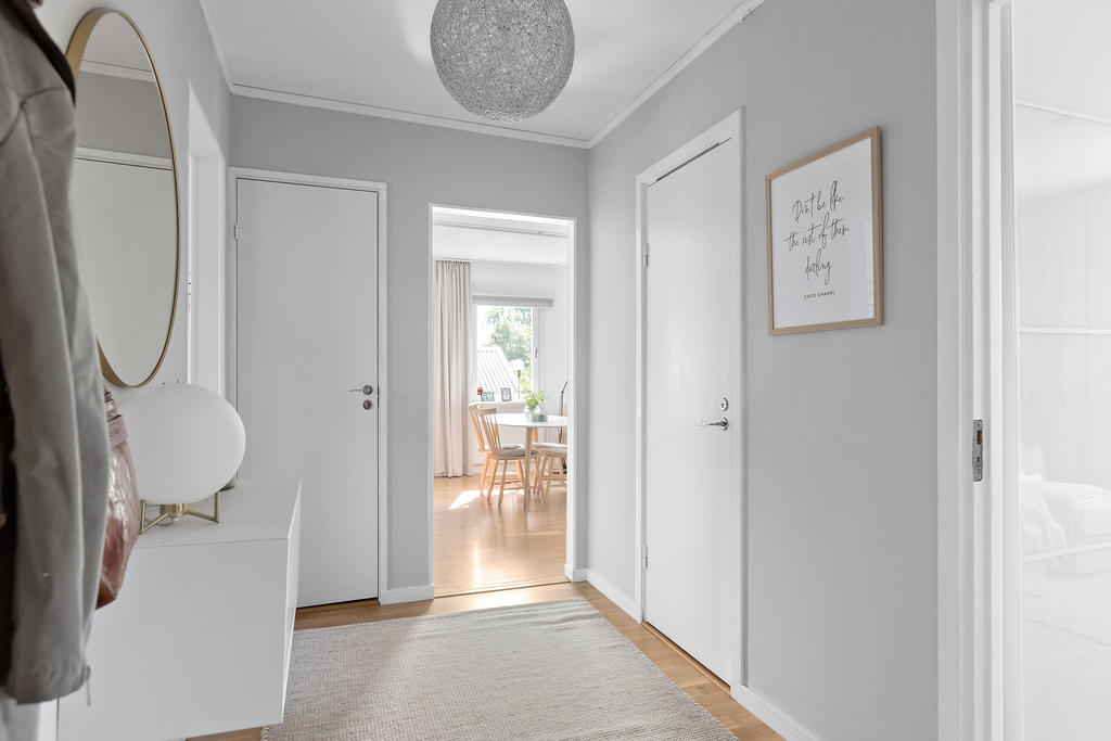 Inbjudande och ljus hall med plats för hallmöbel och avhängning!