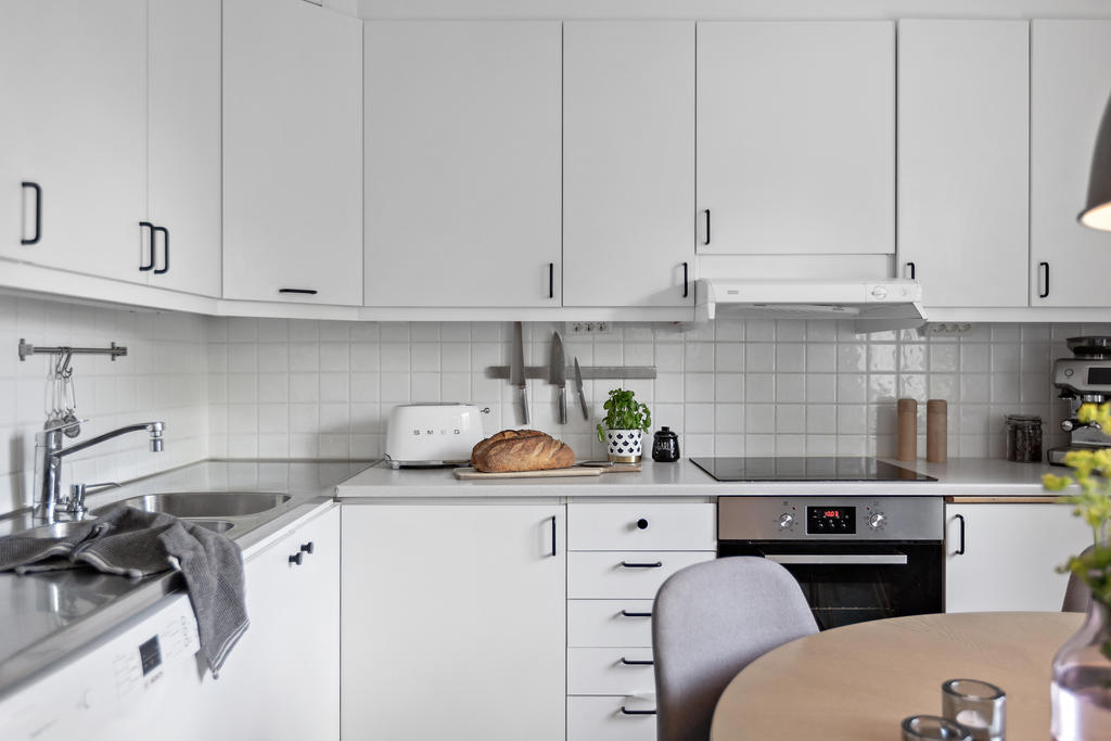 Fräscht kök i tidlöst vitt med bra förvaring i flera skåp och lådor!