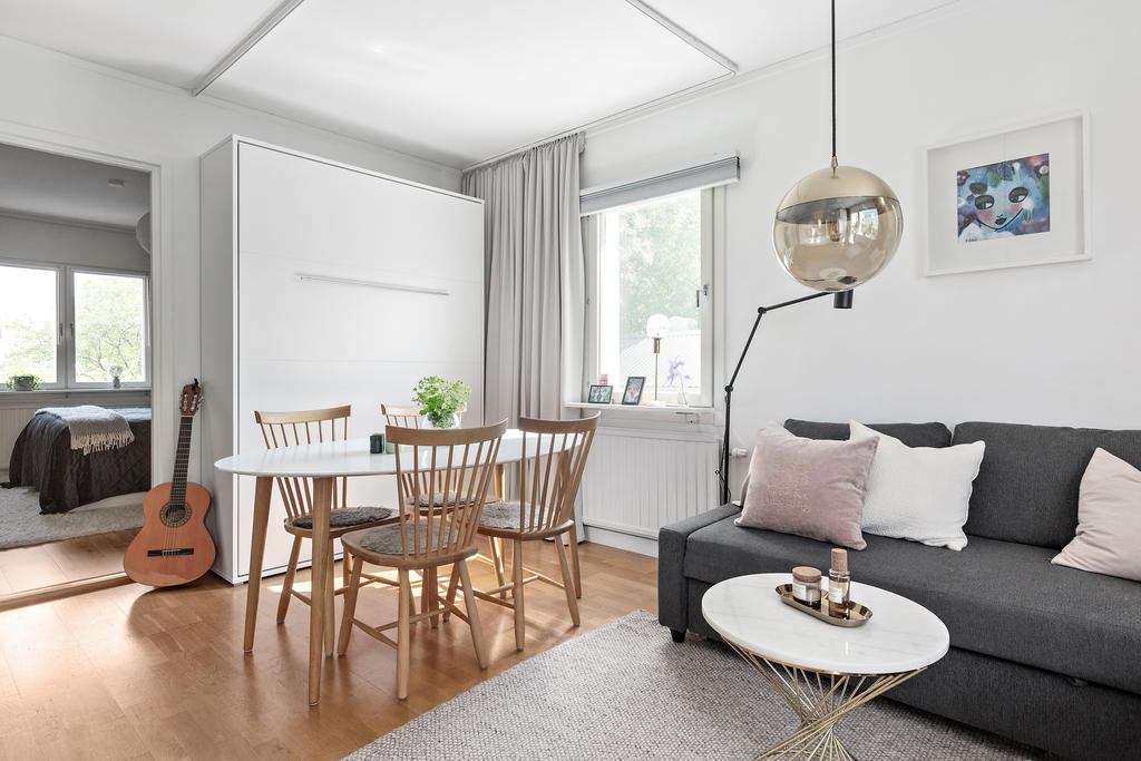 Vardagsrummet har plats för såväl soffa och matsalsmöbel/arbetsplats.