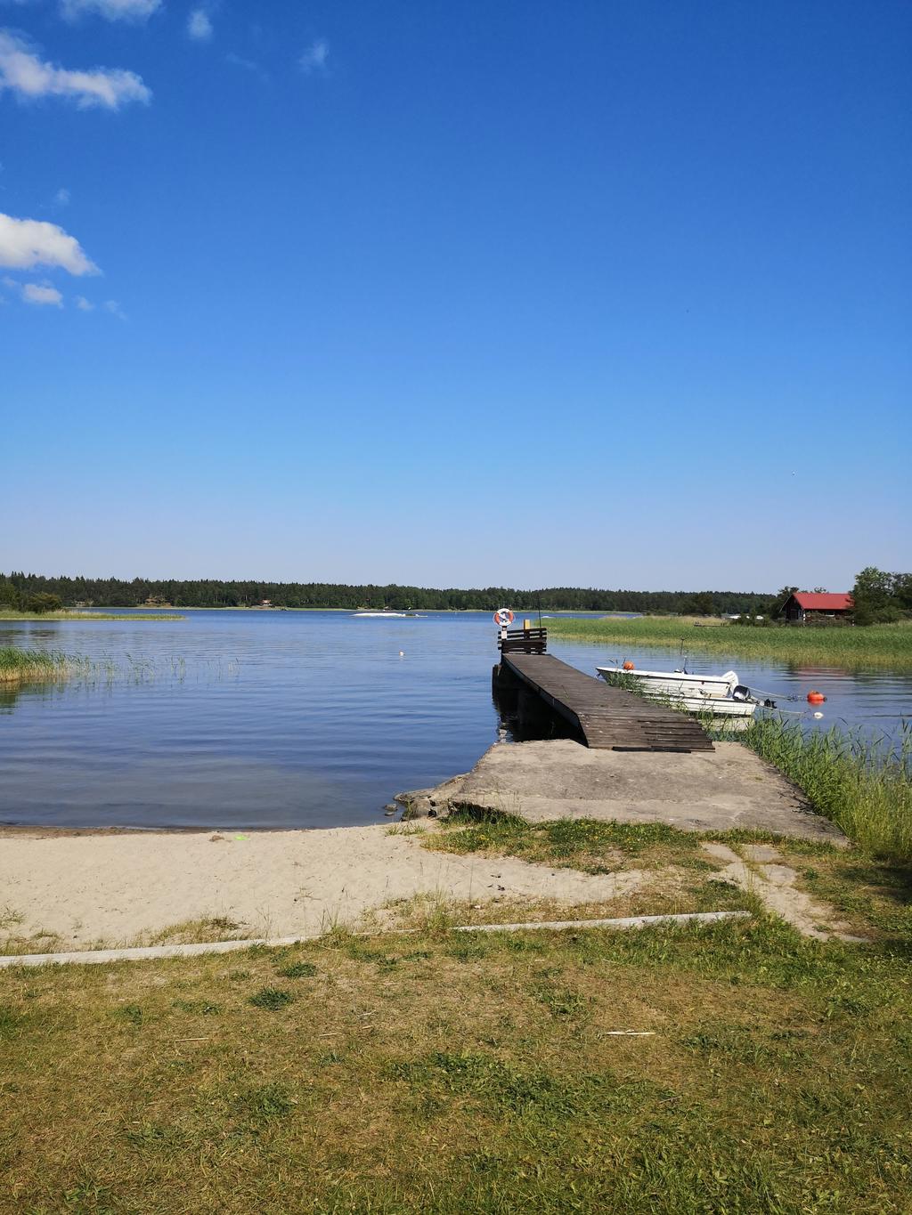 Säljarens egna bild från båtplats och badplats