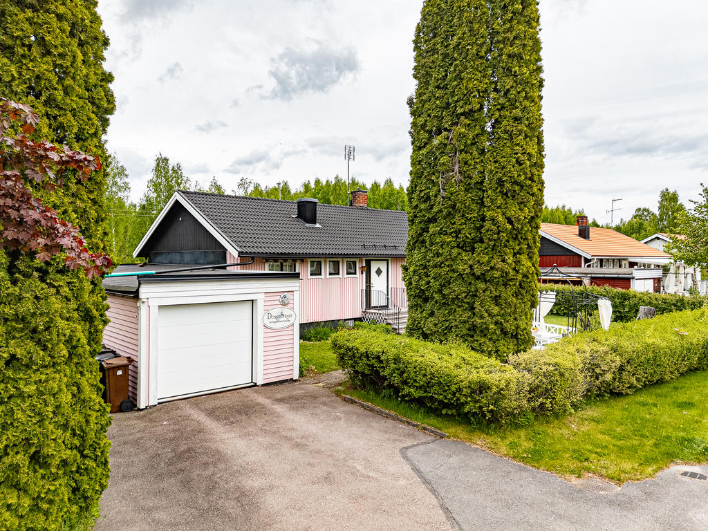 Garage med utbyggnad bakåt!