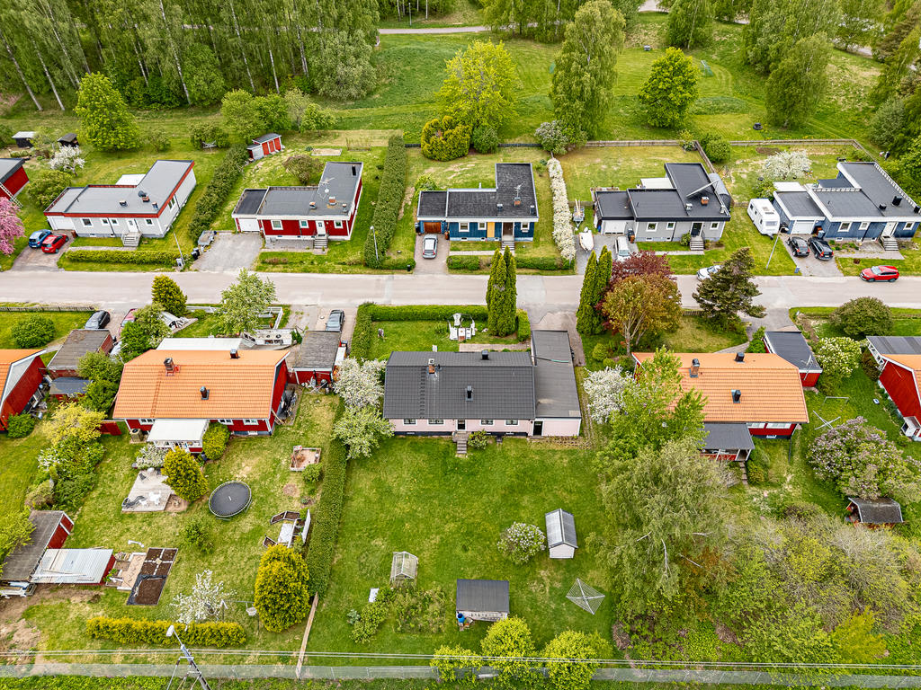 Garaget är utbyggt för här har säljaren haft verksamhet