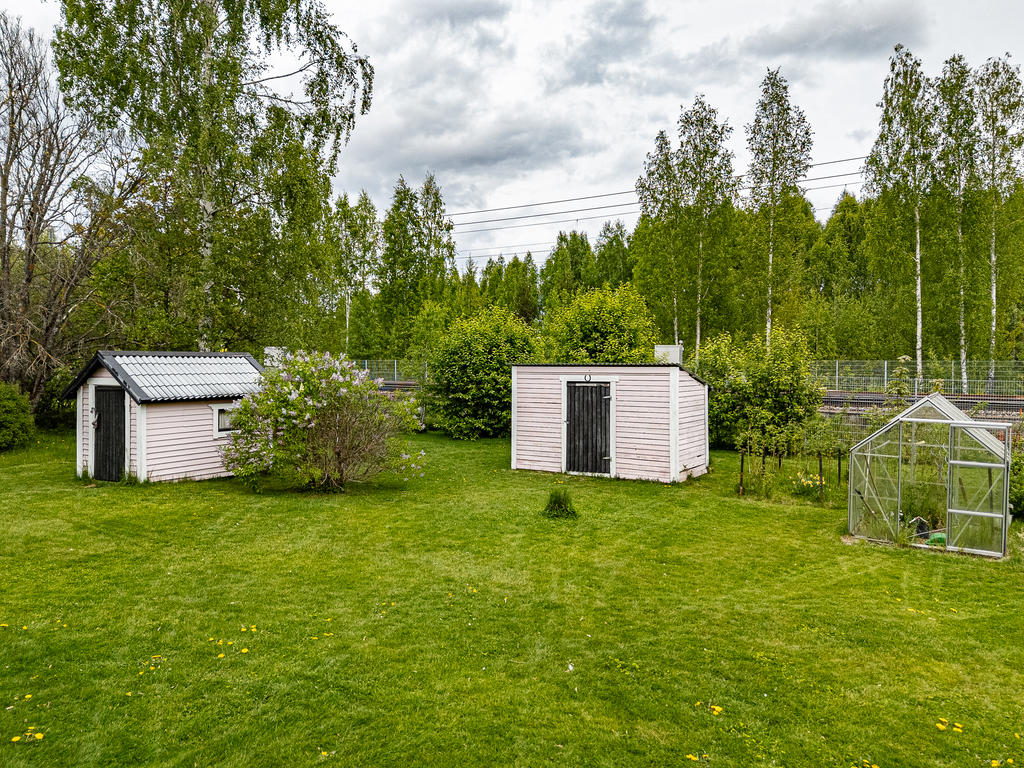 Redskapsförråd, vedbod och växthus