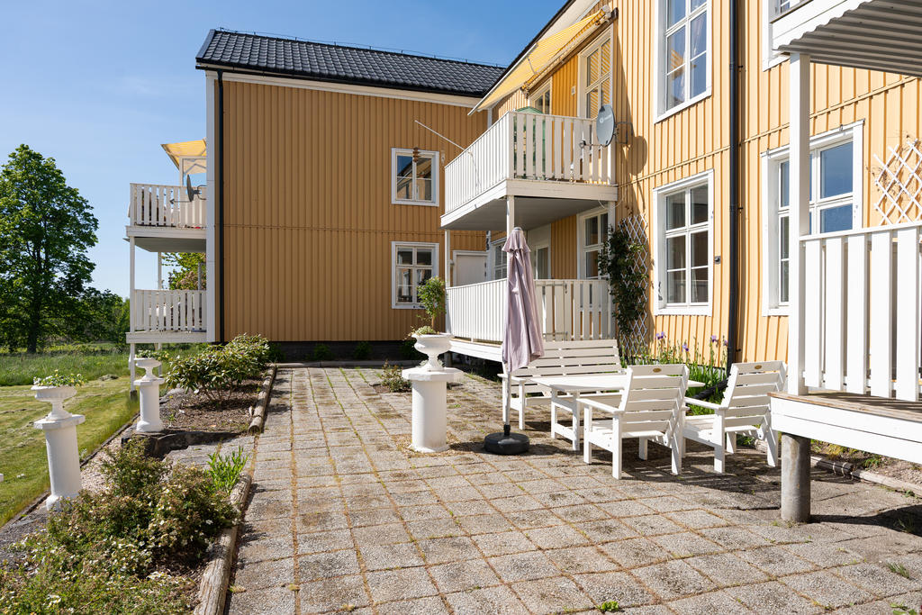 Trevlig gemensam altan och trädgård.