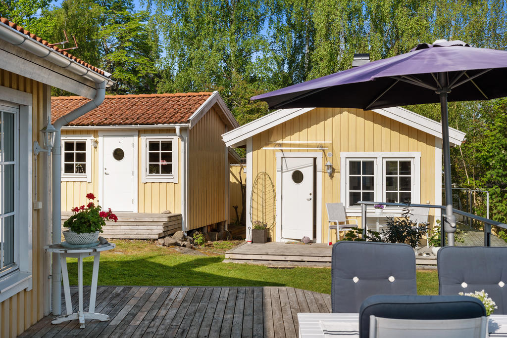 Gäststuga med förrådsdel