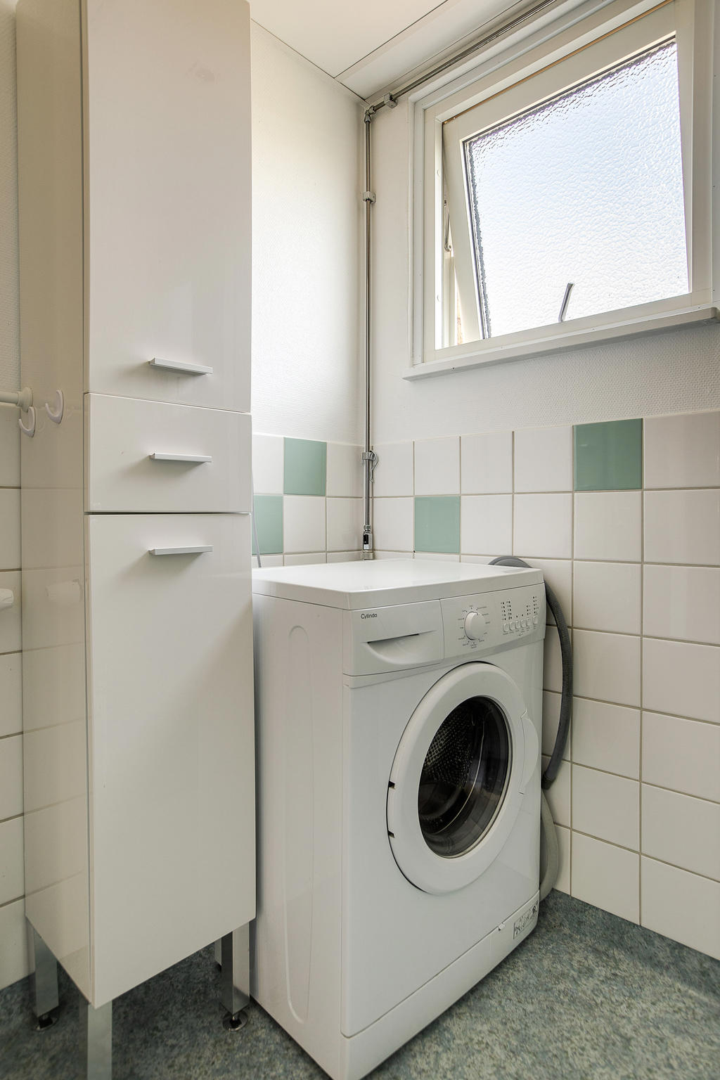 Badrum utrustad med tvättmaskin (tvättstuga finns i huset)