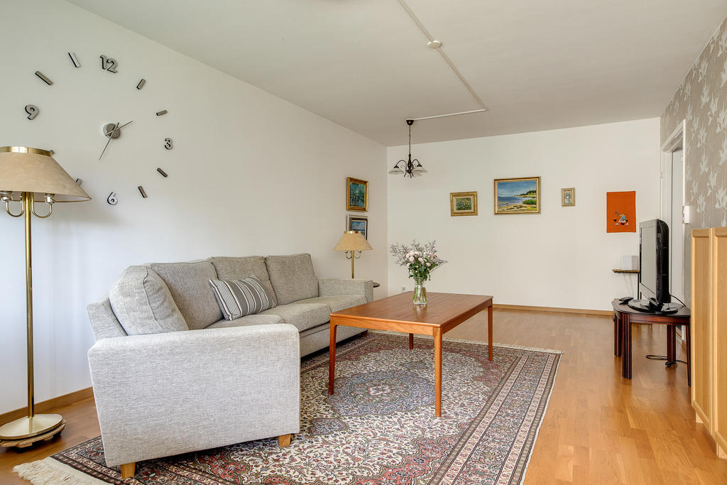 Allrum plats för både soffgrupp och matbord