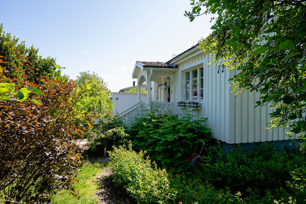 Lummig framsida mot entré