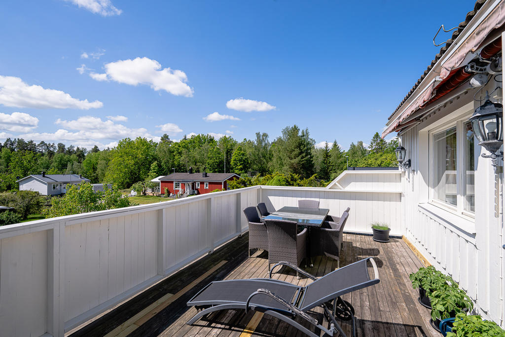 Stor balkong med sol hela dagen - plats för både matbord och solstol