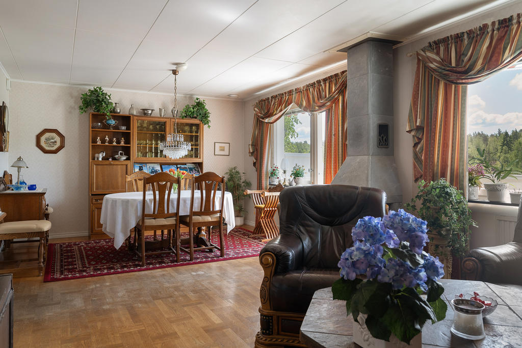Ljust vardagsrum med stora fönster